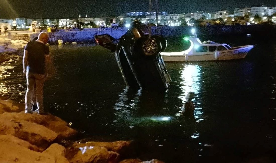 Silivri'de park halindeki araba denize düştü. Araçta bulunan bir kişi,