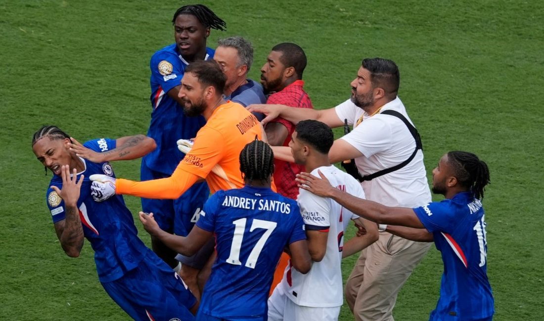 Kulüpler Dünya Kupası finalinin sonunda futbolcular ve teknik heyet birbirine