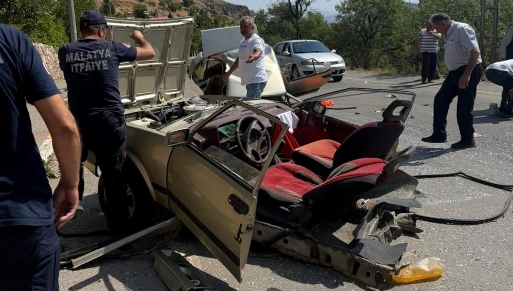 Malatya'da aydınlatma direğine çarpan araba, ikiye bölündü. Kazada şoför yaralandı.