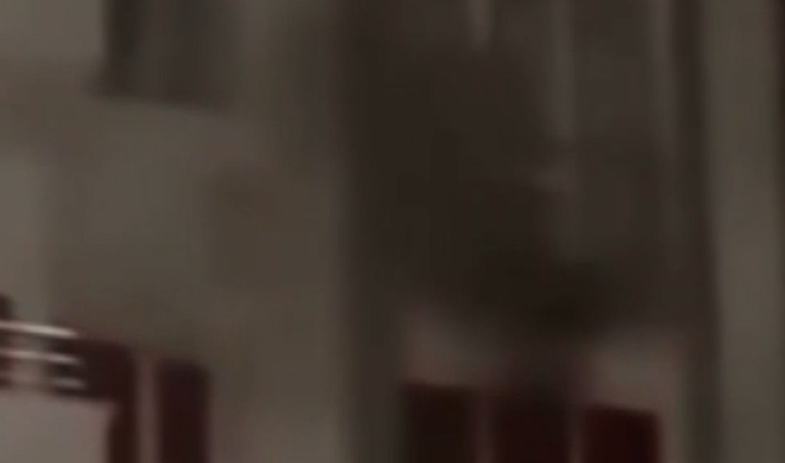 Yenişehir ilçesinde bir adamın, eşiyle yaşadığı tartışmanın akabinde meskendeki eşyaları