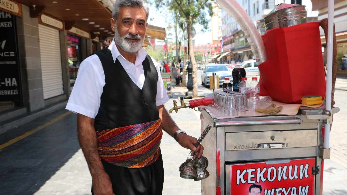 Yaz aylarında kavurucu sıcaklıklarla gayret eden Diyarbakırlı vatandaşların vazgeçilmezi meyan
