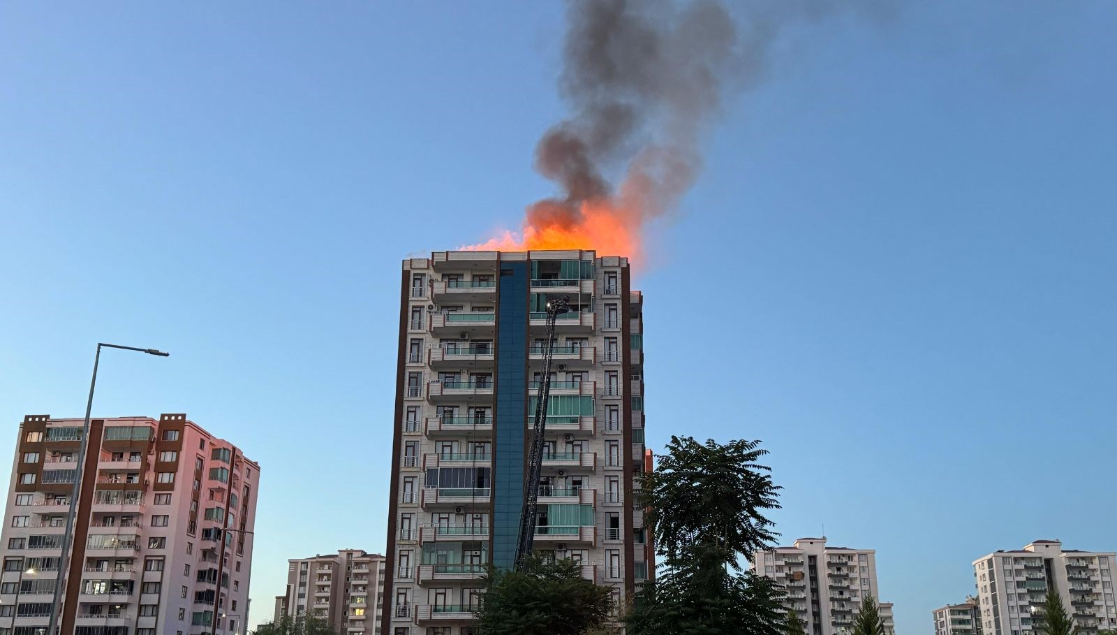 Kayapınar'da 13 katlı apartmanda çıkan, anne ve 3 çocuğunun hayatını
