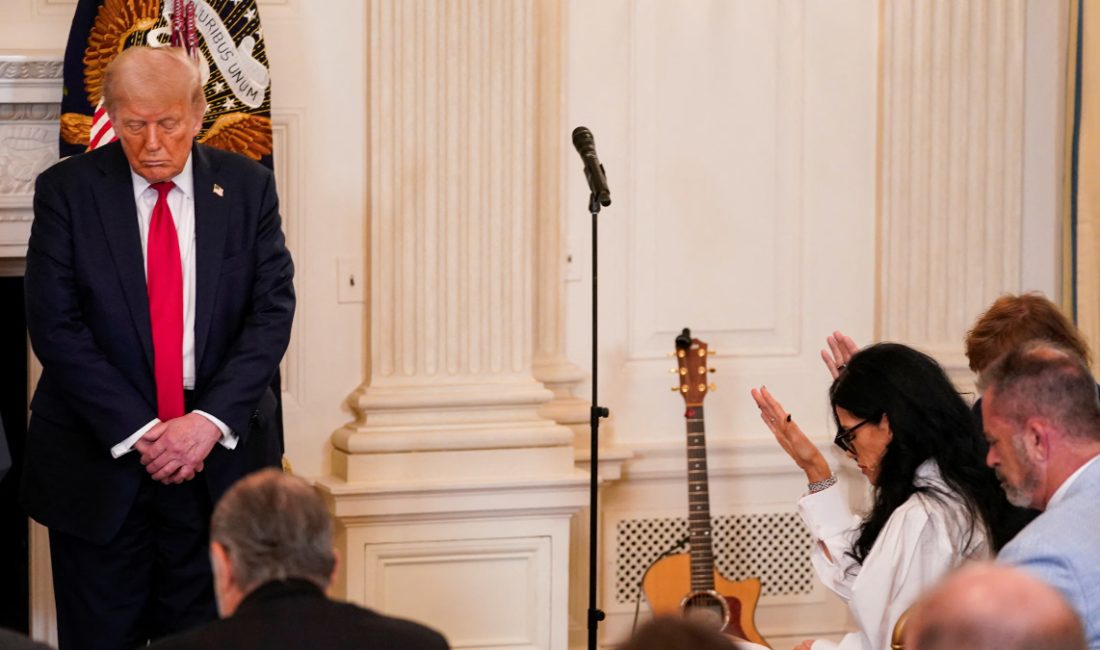 Donald Trump idaresi, federal çalışanların iş yerinde dinlerini açıkça tabir