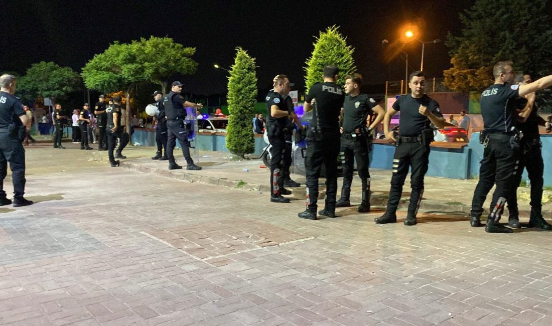 Kocaeli'nin Kartepe ilçesinde düğün sırasında damat ve gelin tarafı ortasında