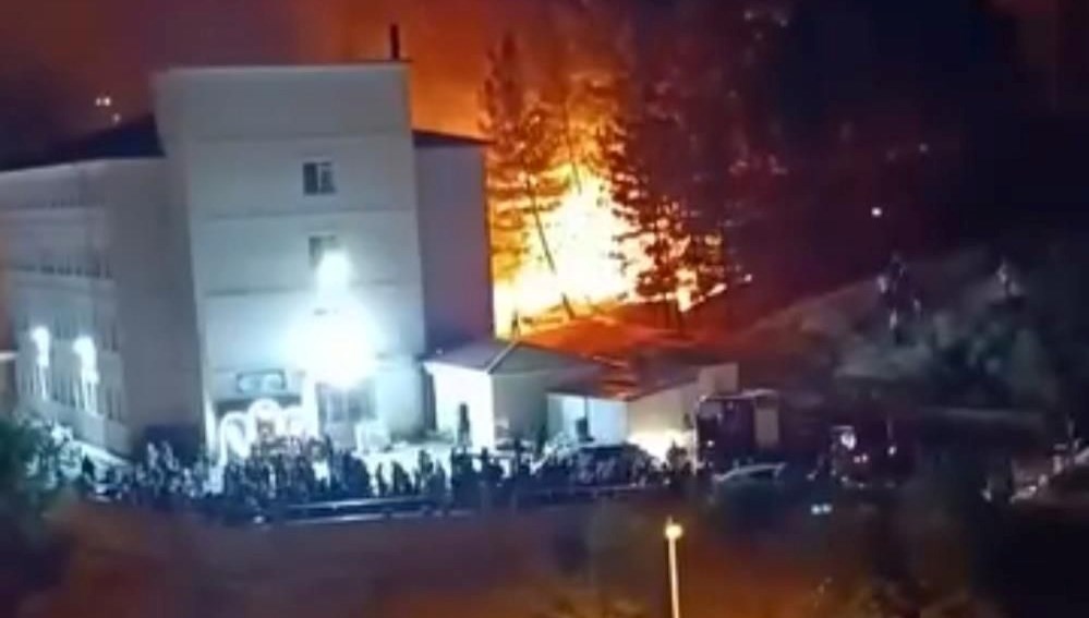 Siirt'in Baykan ilçesinde düğün sırasında atılan havai fişek yangına neden