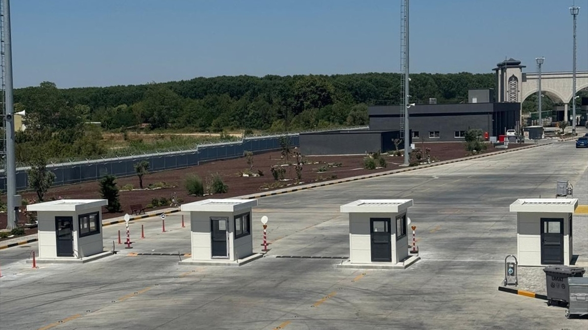 Edirne'nin İpsala ilçesindeki gümrük kapısında, süreçlerin hızlandırılması için yeni pasaport