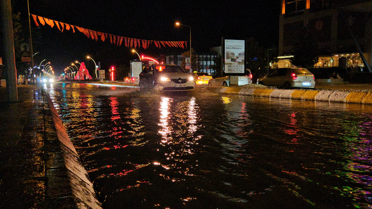 Kent merkezinde, içme suyu ana izale sınırında oluşan arıza, cadde