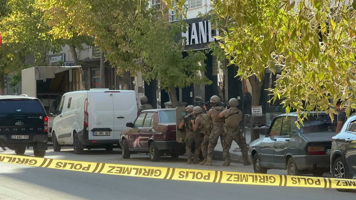 Elazığ’da ruhsal problemleri olan ve eline aldığı silahla etrafa ateş