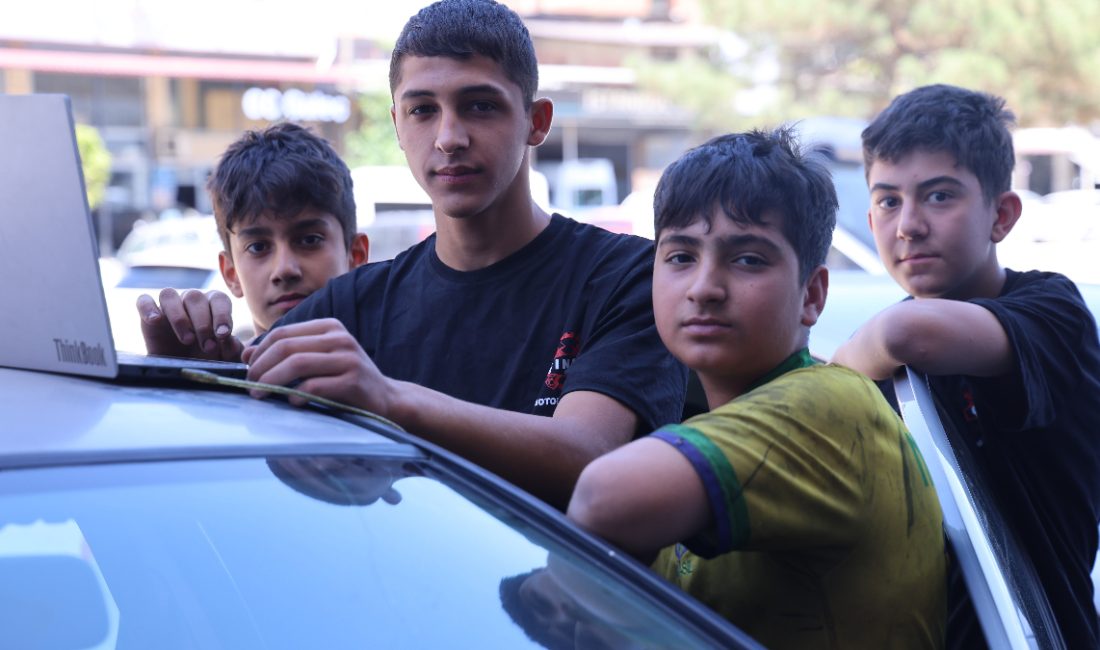 Elazığ Sanayi Sitesi’nde oto tamirciliği yapan ustalar, gençlerin mesleksel eğitime