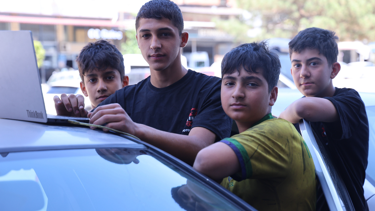 Elazığ Sanayi Sitesi’nde oto tamirciliği yapan ustalar, gençlerin mesleksel eğitime