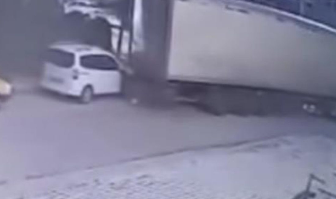 Elazığ'da tırın dorsesine takılan hafif ticari aracın metrelerce sürüklendiği anlar