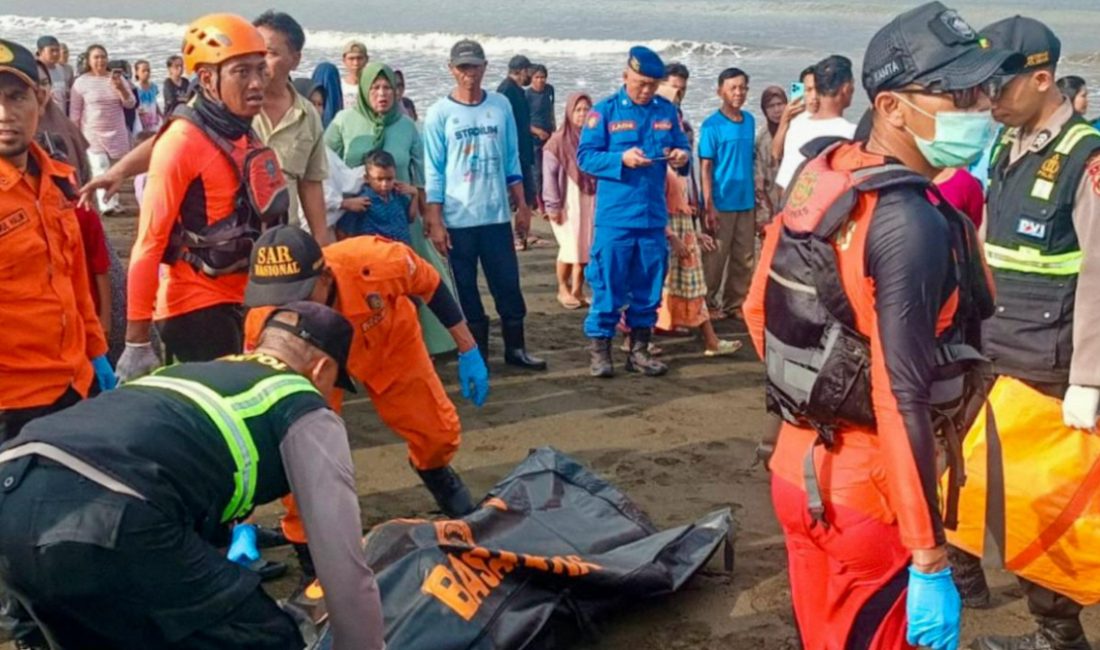 Endonezya'nın Batı Adası açıklarında, 65 kişiyi taşıyan feribot battı. 4