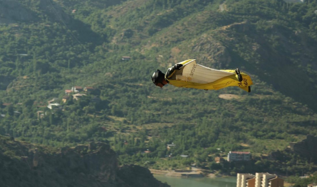 Kemaliye’deki Milletlerarası Kültür ve Tabiat Sporları Şenlikleri, wingsuit atleti Cengiz