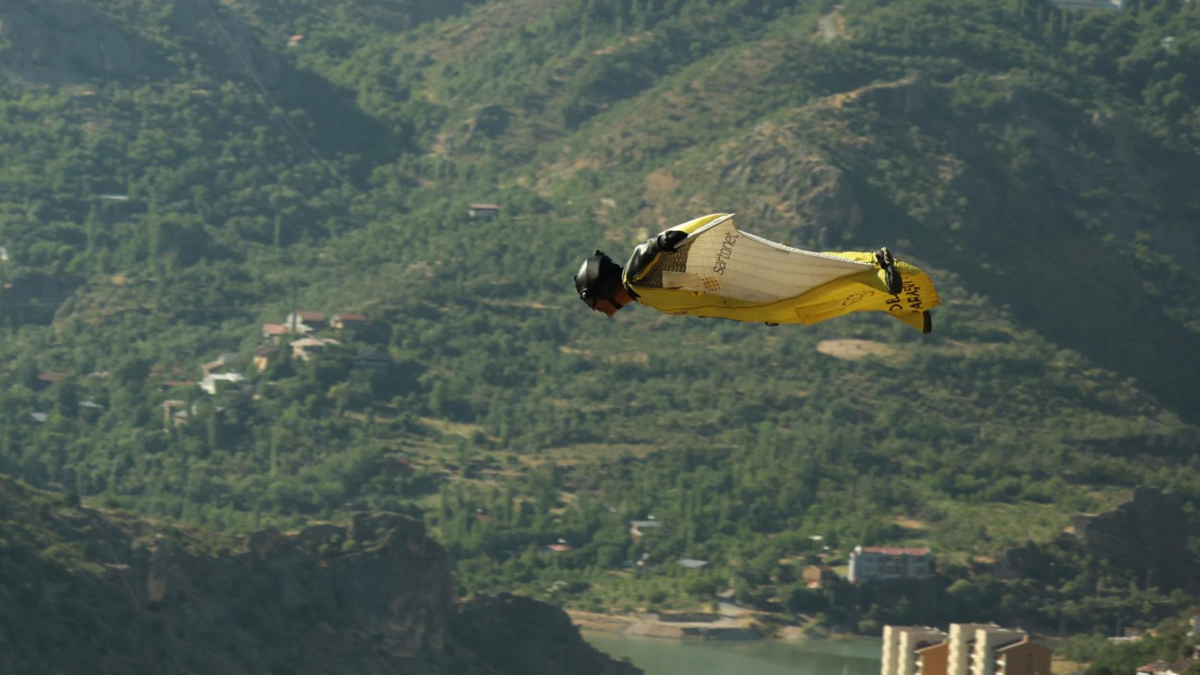 Kemaliye’deki Milletlerarası Kültür ve Tabiat Sporları Şenlikleri, wingsuit atleti Cengiz
