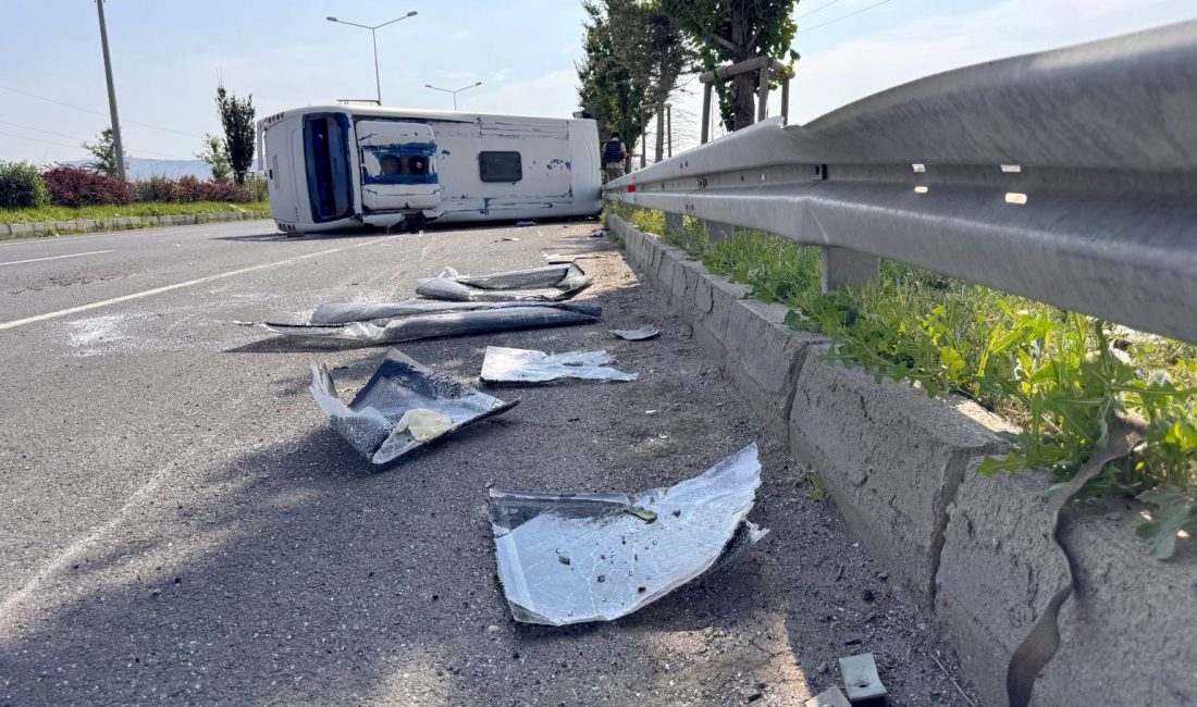 Erzurum'da askeri işçi taşıyan servis midibüsü devrildi. Kazada 13 kişi