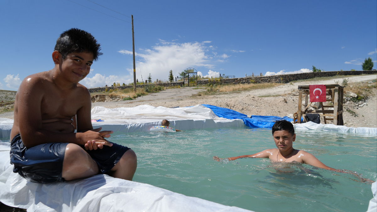 Erzurum'da bir köyde, kent merkezinde öğretmen olan Berham Karamanlı, kendi