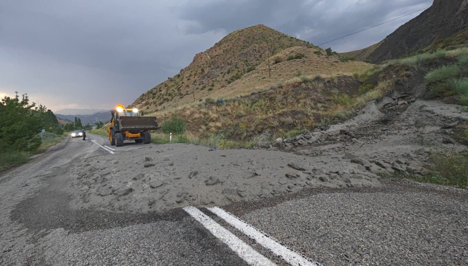 Erzurum-Narman yolu tesirli olan yağış sonrası sel oluştu.