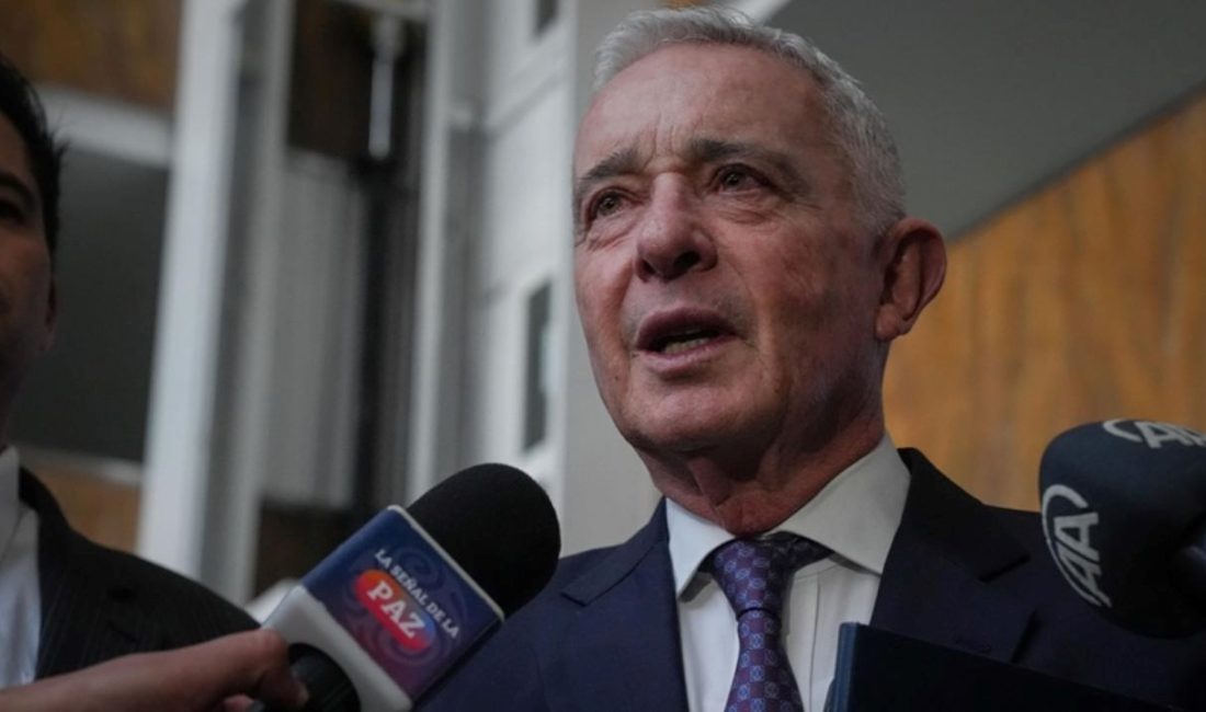 Eski Kolombiya Cumhurbaşkanı Alvaro Uribe'nin, yargılandığı davada "tanığa rüşvet teklif