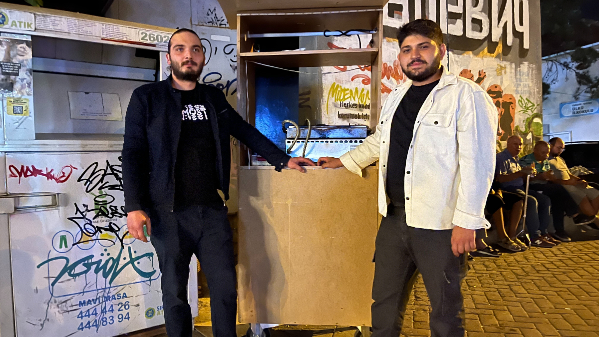 Eskişehir'de 24 yaşlarındaki iki genç arkadaş, harçlıklarını çıkarmak için tost
