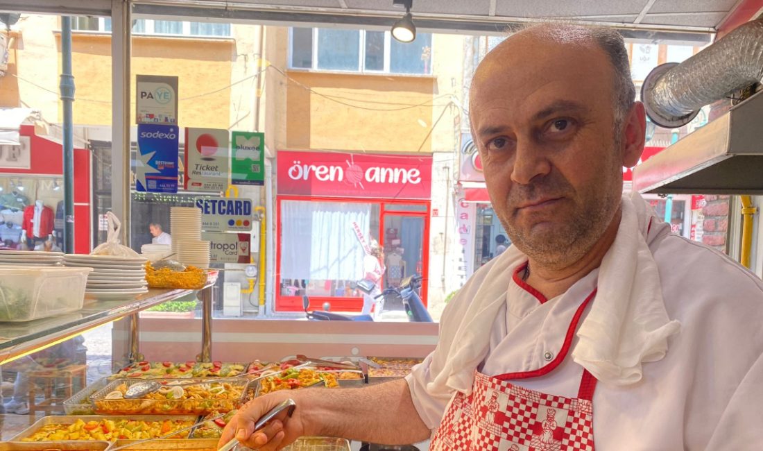 Termometrelerin 40 dereceyi gösterdiği kentte çalışanlar zorlanırken bir aşçı, devayı