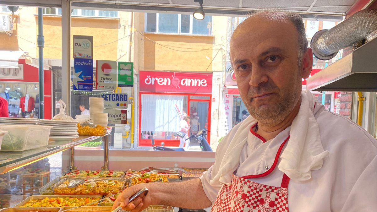 Termometrelerin 40 dereceyi gösterdiği kentte çalışanlar zorlanırken bir aşçı, devayı