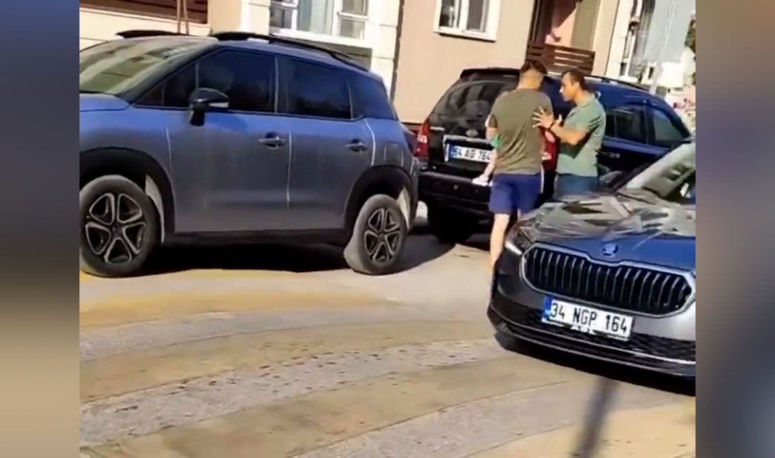Trafikte çıkan tartışmada aracını yolun ortasında bırakıp inen şoförün, kucağında