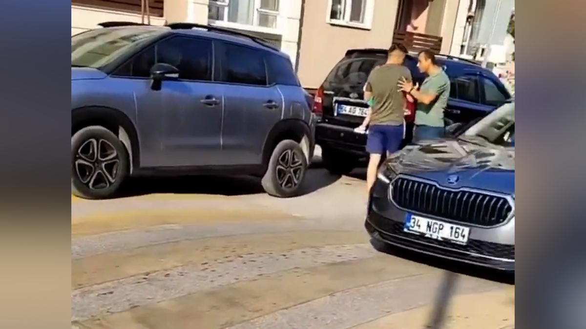 Trafikte çıkan tartışmada aracını yolun ortasında bırakıp inen şoförün, kucağında