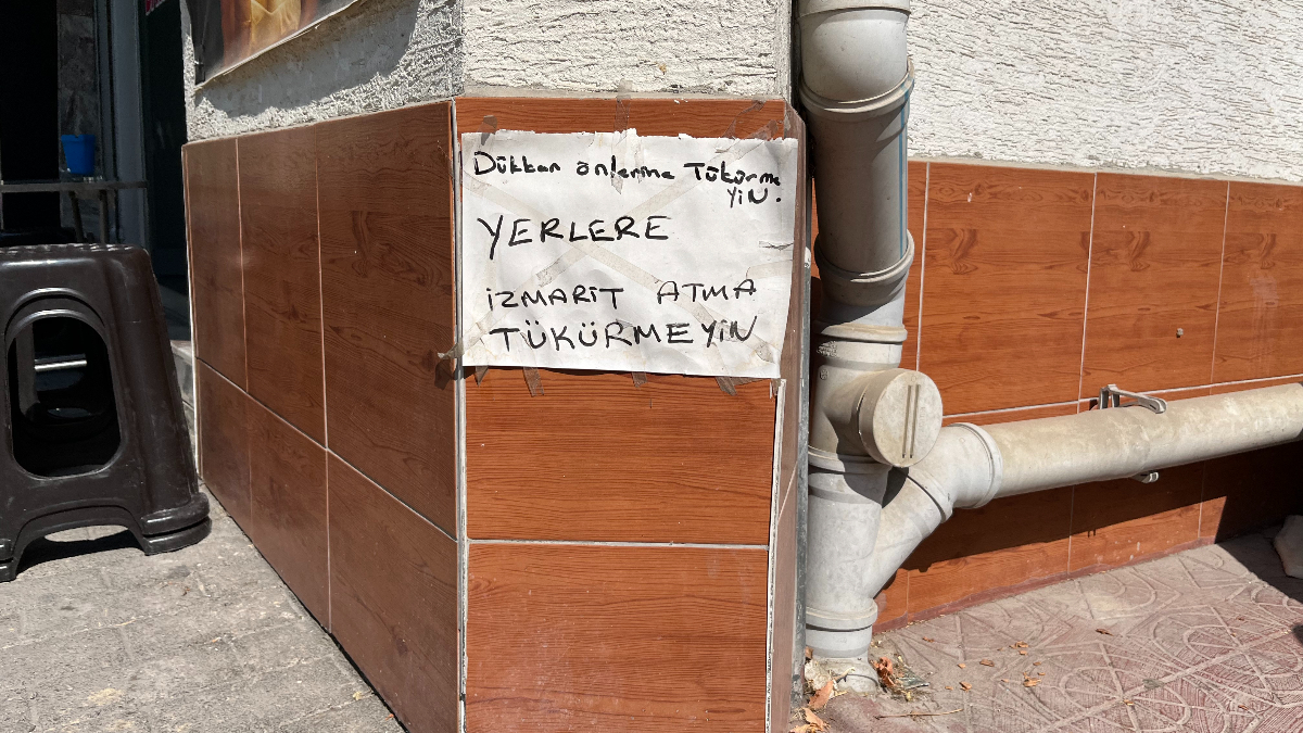 Eskişehir'de esnaf Döne Ulusoy, işletmesinin etrafında gördüğü kirliliğe karşı bir