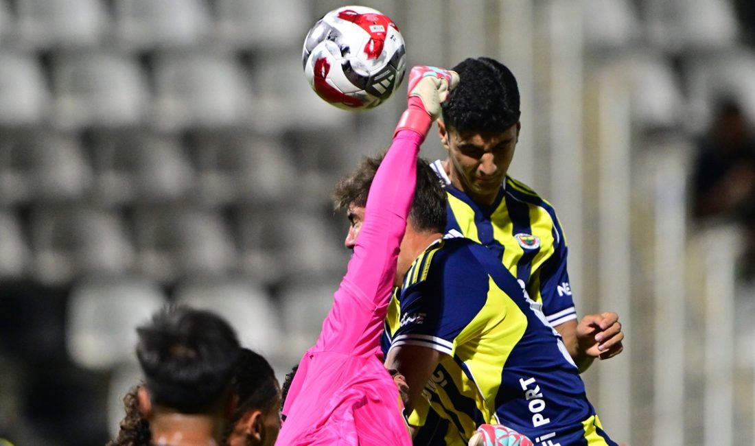 Fenerbahçe, Portekiz kampındaki birinci hazırlık maçında Portimonense’yi 2-1 mağlup etti.