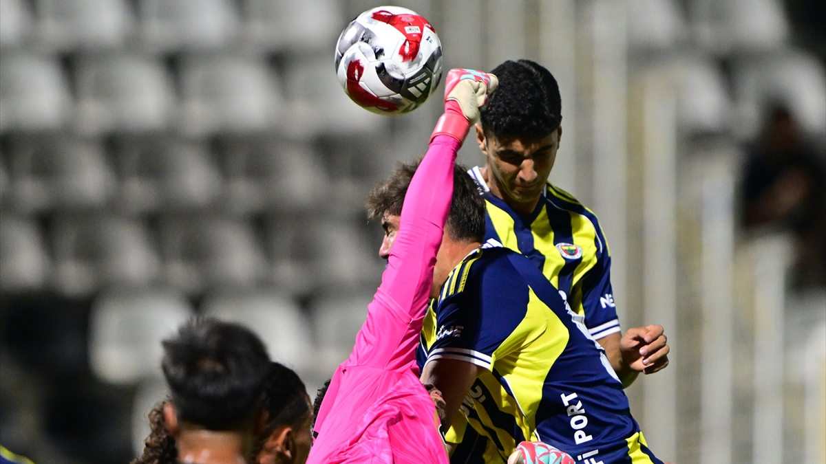 Fenerbahçe, Portekiz kampındaki birinci hazırlık maçında Portimonense’yi 2-1 mağlup etti.