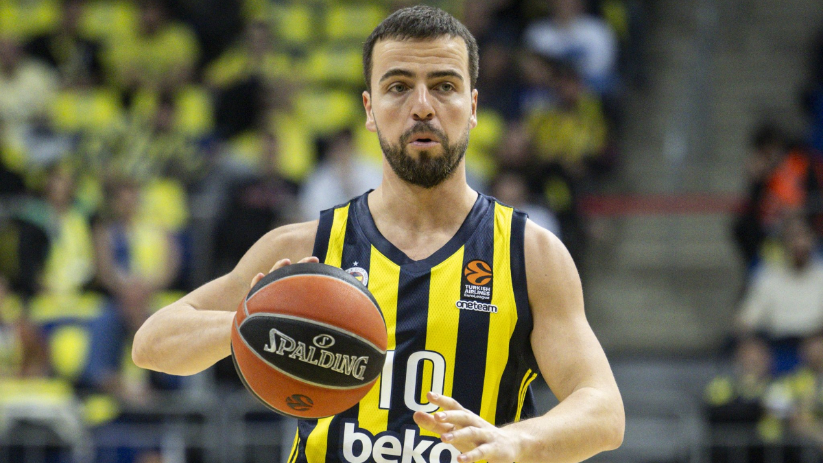 Fenerbahçe Erkek Basketbol Kadrosu, Kaptan Melih Mahmutoğlu'nun kontratının 1 yıl