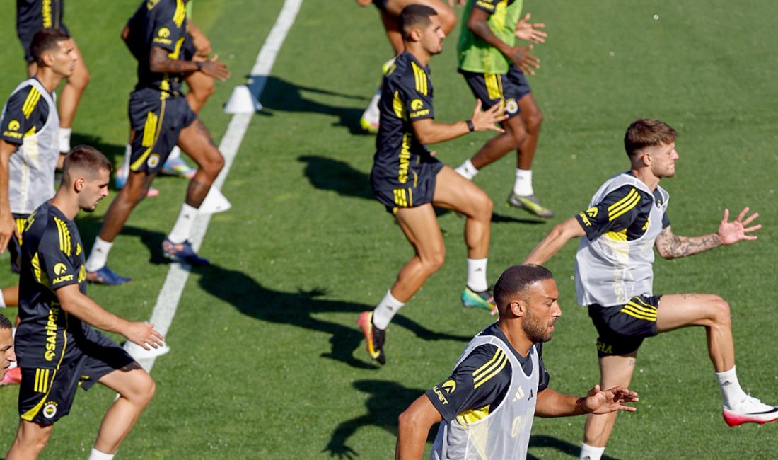 Jose Mourinho idaresindeki Fenerbahçe, yeni dönem hazırlıklarını yaptığı idmanla sürdürdü.