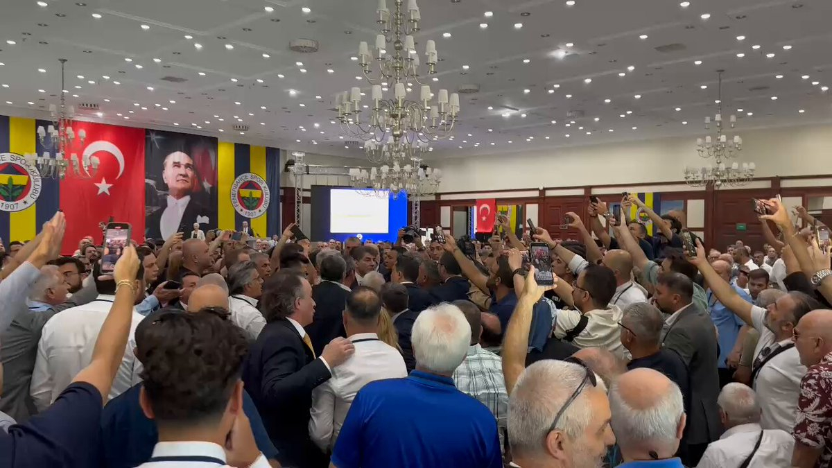 Fenerbahçe'de yapılan Divan Kurulu toplantısında tansiyon yükseldi. Toplantıda, kulübe teslim