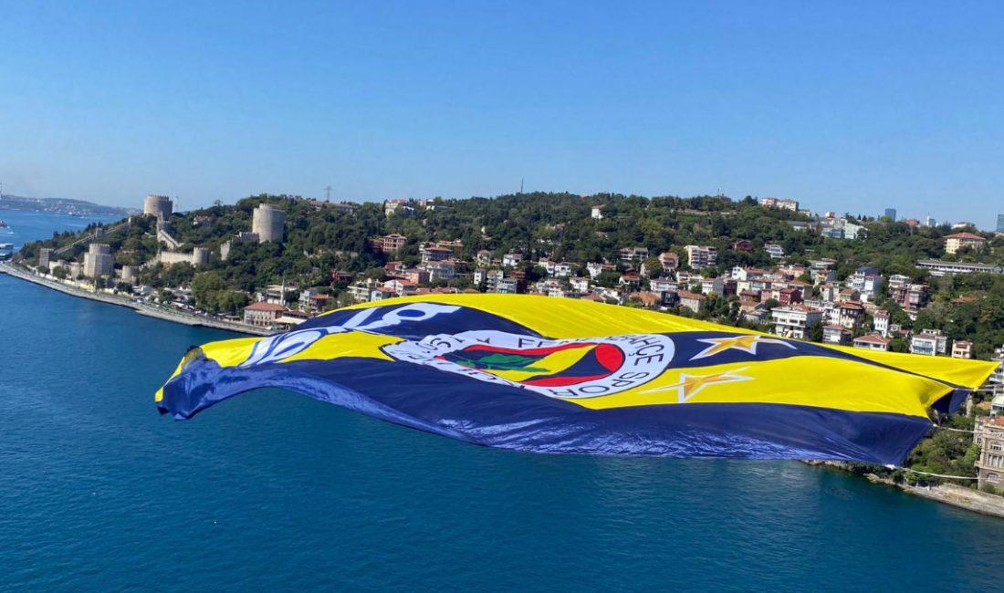 Türkiye Basketbol Süper Ligi'nde şampiyon olan Fenerbahçe'nin bayrakları Fatih Sultan