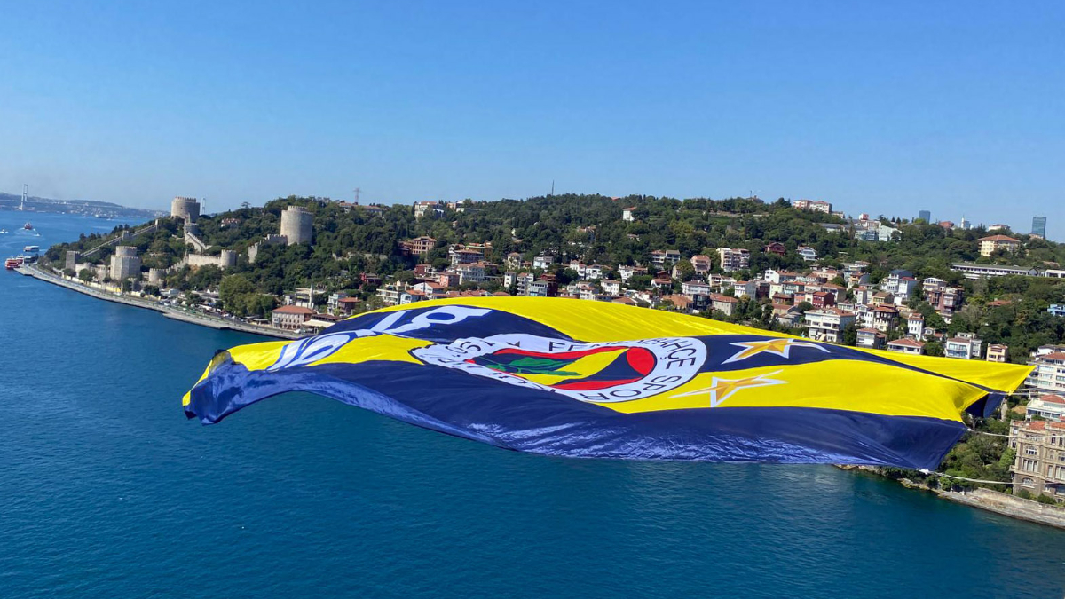 Türkiye Basketbol Süper Ligi'nde şampiyon olan Fenerbahçe'nin bayrakları Fatih Sultan