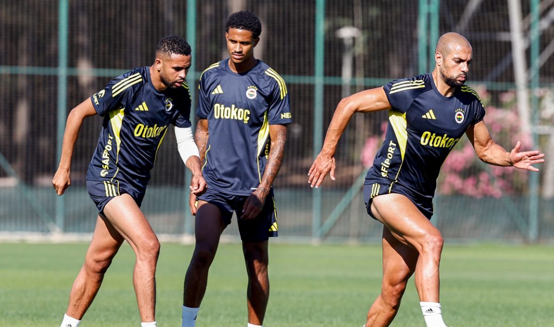Jose Mourinho idaresindeki Fenerbahçe, yeni dönemin hazırlıklarını yaptığı idmanla sürdürdü.