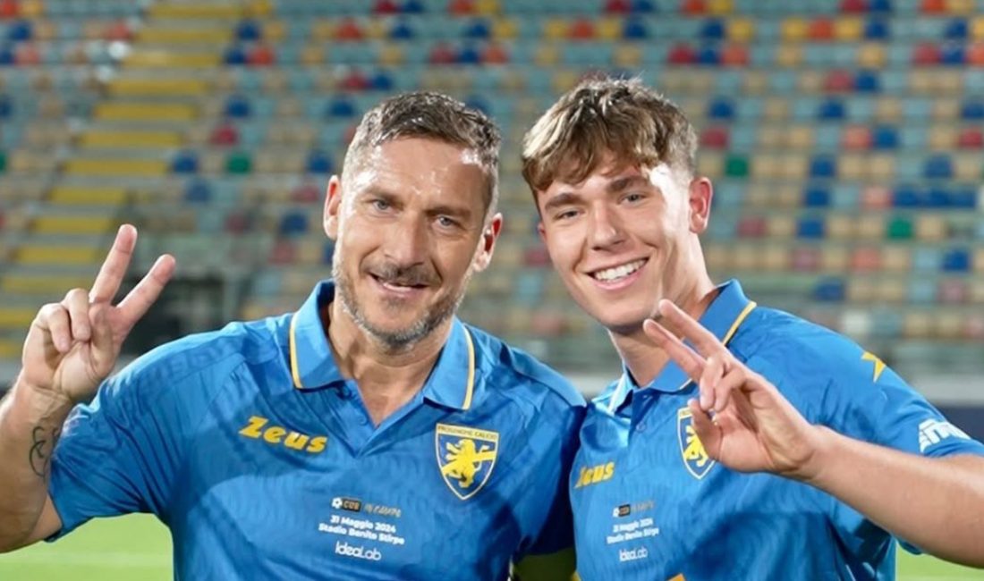 Performansı babasıyla sıkça kıyaslanan efsane futbolcu Francesco Totti'nin oğlu Cristian