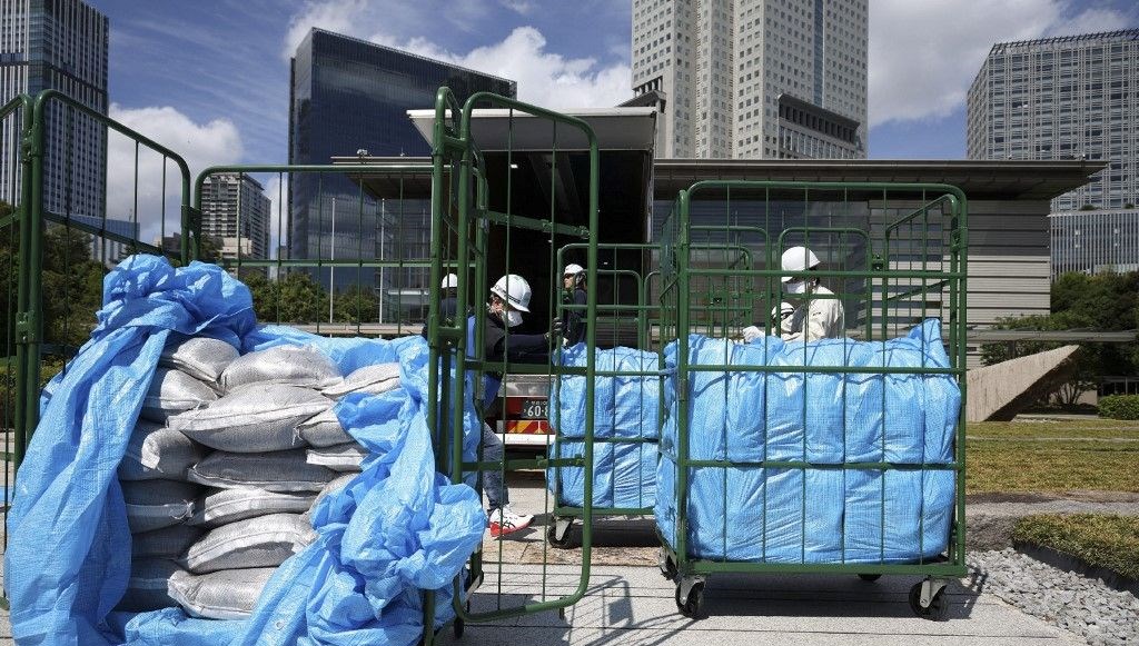 Japonya'da Fukuşima Nükleer Santrali etrafından alınan toprak, düşük düzeylerde radyoaktif