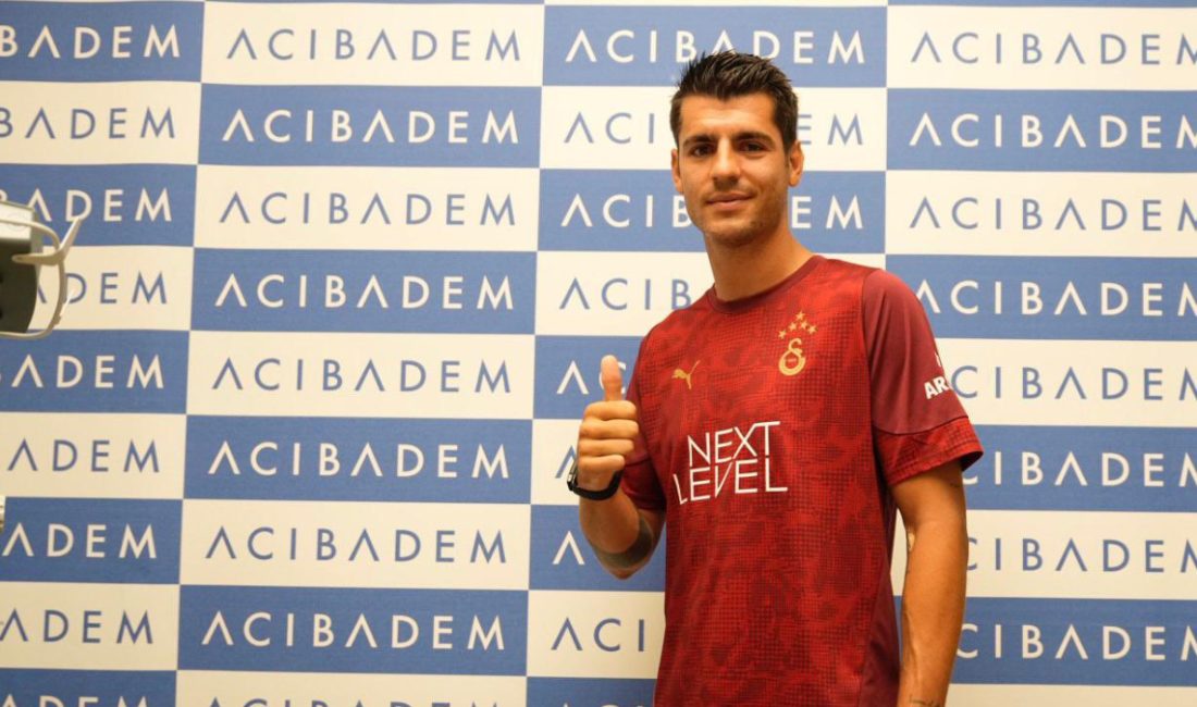 Galatasaray'ın İspanyol forveti Alvaro Morata ve Kolombiyalı savunmacısı Davinson Sanchez,