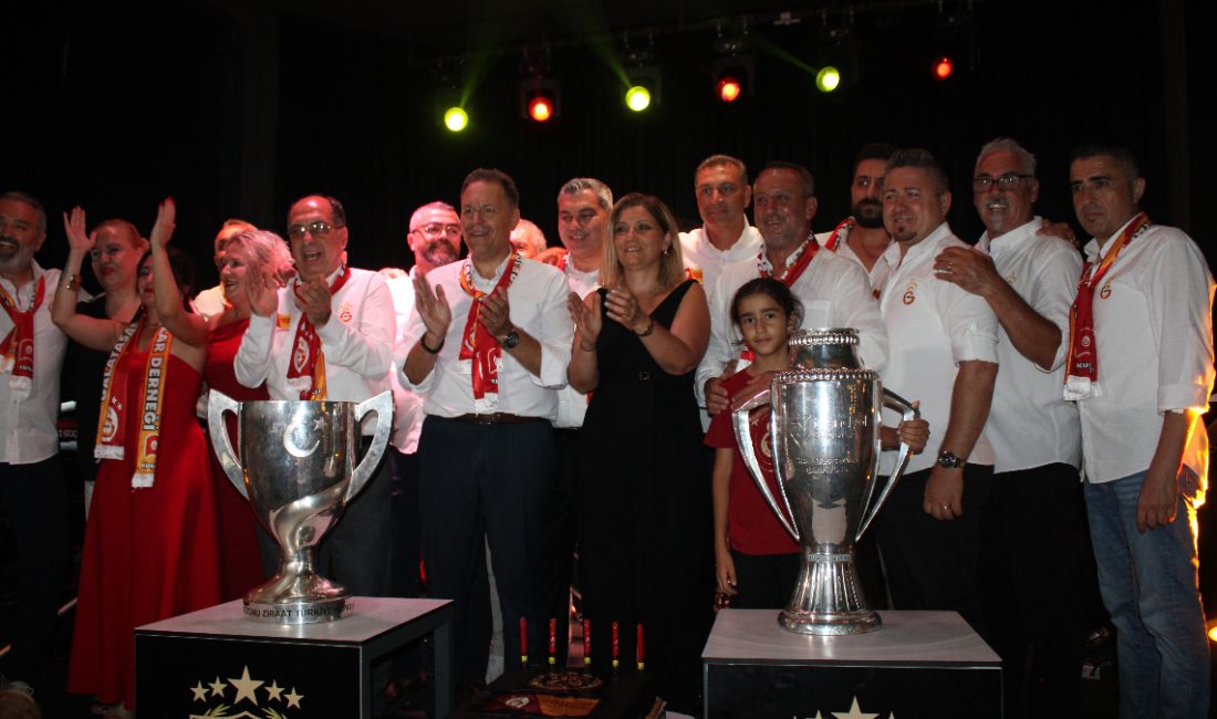 Galatasaray'ın geçen dönem kazandığı kupalar Kuşadası'nda sarı-kırmızılı futbolseverler ile buluşturuldu.