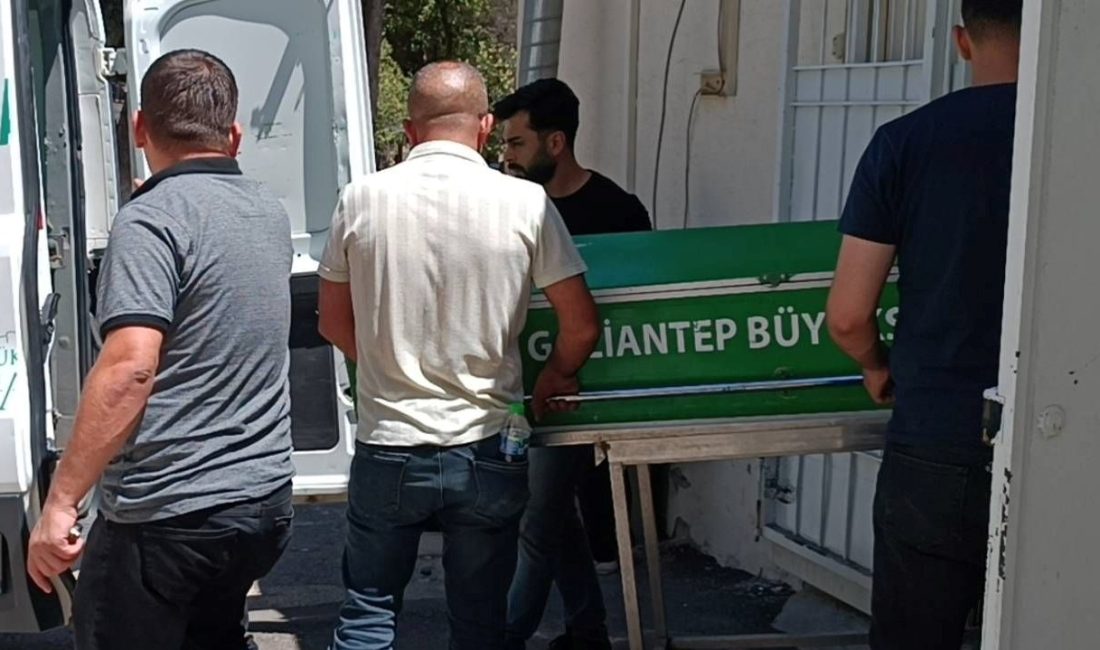 Gaziantep’te TIR'ın geriden çarptığı traktörün şoförü Mustafa Sevim yaralanırken, yanındaki