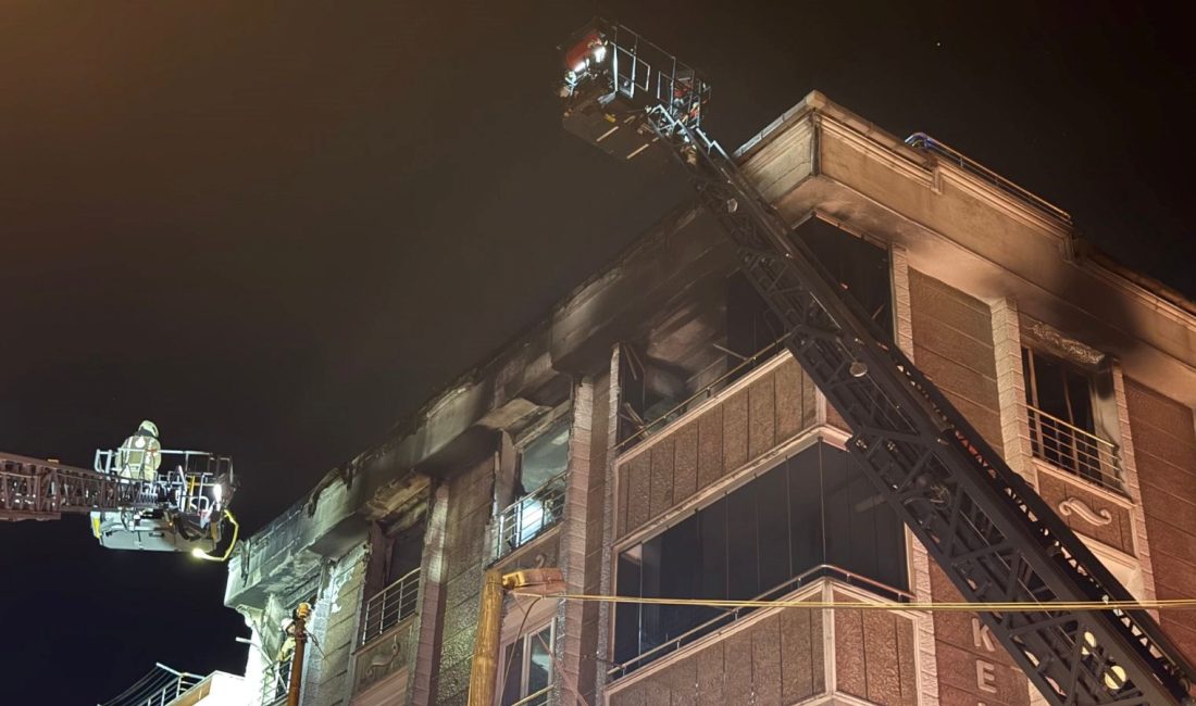 Gaziosmanpaşa'da gece saatlerinde bir apartmanda çıkan yangın paniğe neden oldu.