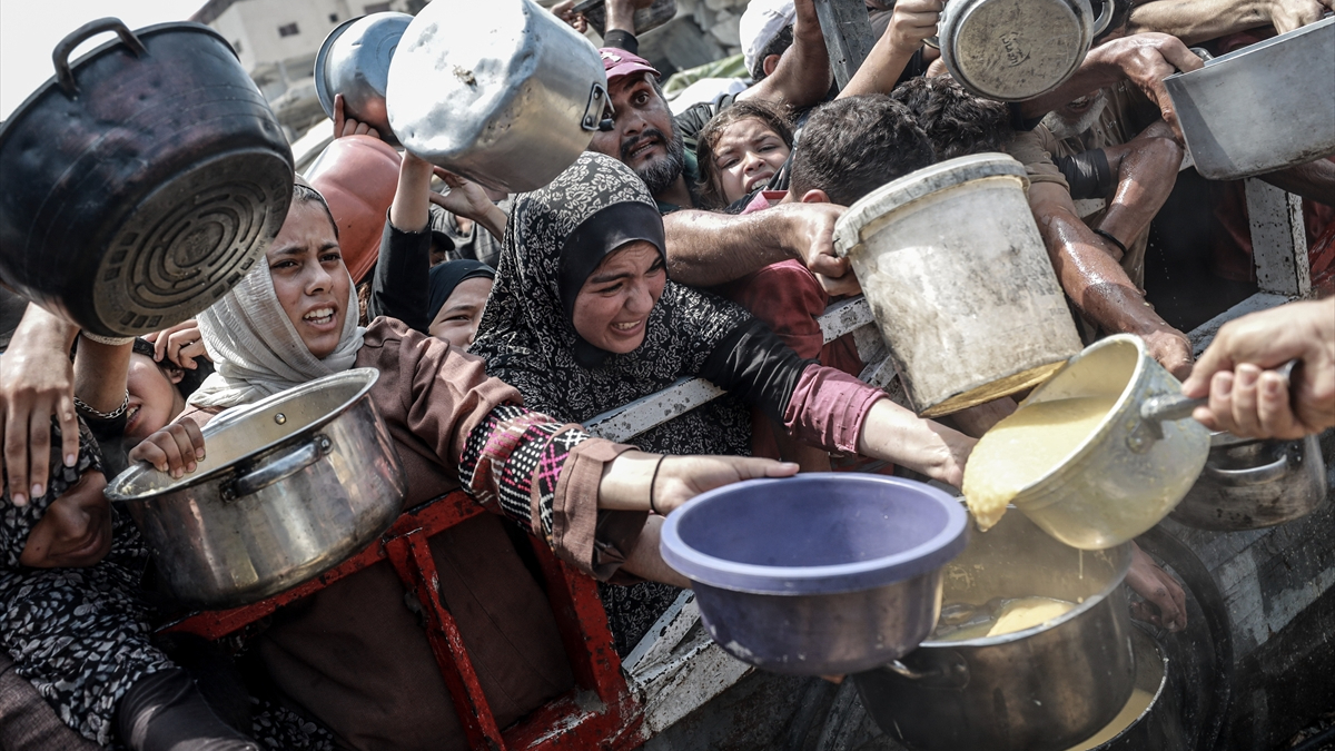 Her 3 şahıstan birinin günlerdir yemek yemediği Gazze'de Filistinlilere, bir