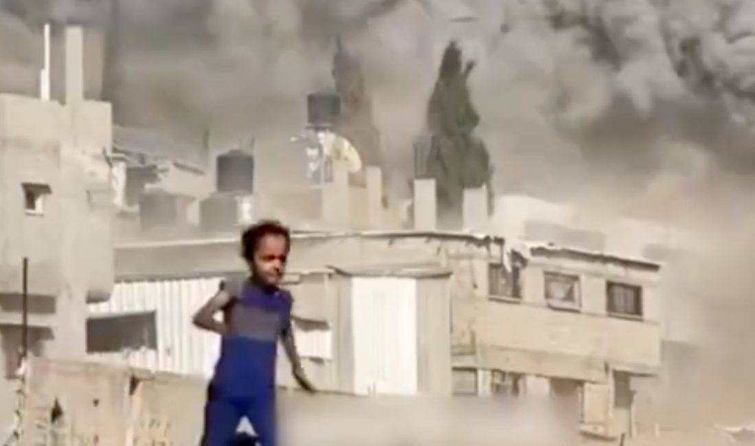 Gazze'de israil bombalarından korkarak kaçan küçük bir kızın o anları,