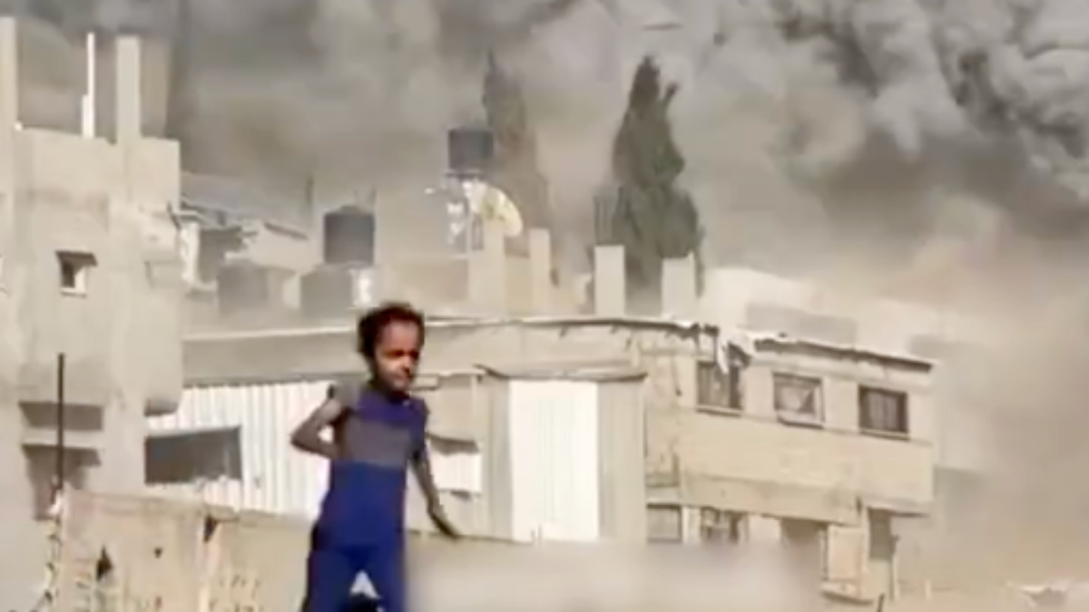 Gazze'de israil bombalarından korkarak kaçan küçük bir kızın o anları,