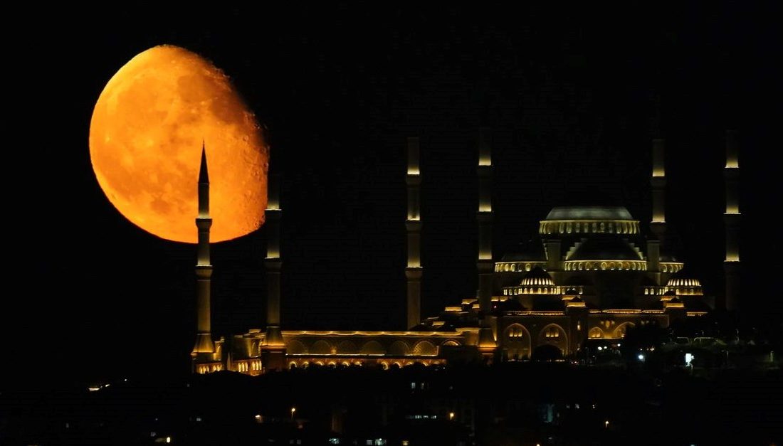 Yazın birinci dolunayı, turuncu parıltısıyla gökyüzünde büyüleyici bir illüzyon yaratacak.