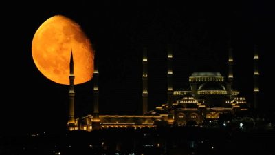 Yazın birinci dolunayı, turuncu parıltısıyla gökyüzünde büyüleyici bir illüzyon yaratacak.