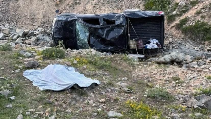 Gümüşhane'nin Kürtün ilçesinde kamyonetin şarampole devrildiği kazada şoför hayatını kaybetti,