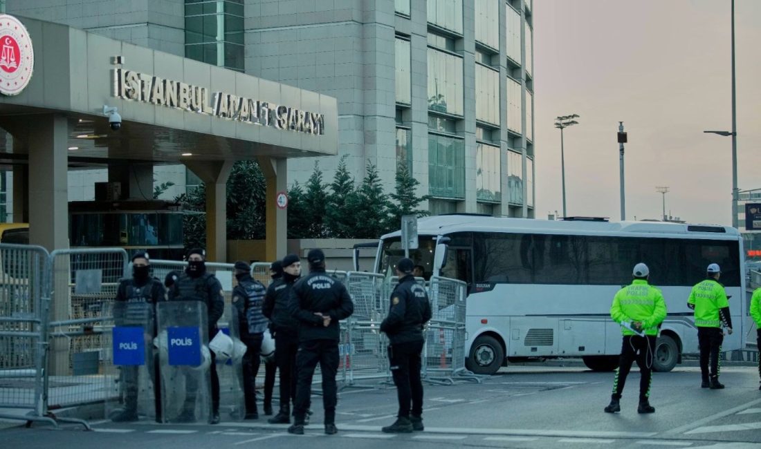 İstanbul Büyükşehir Belediyesine (İBB) yönelik yürütülen yolsuzluk soruşturması kapsamında ortalarında