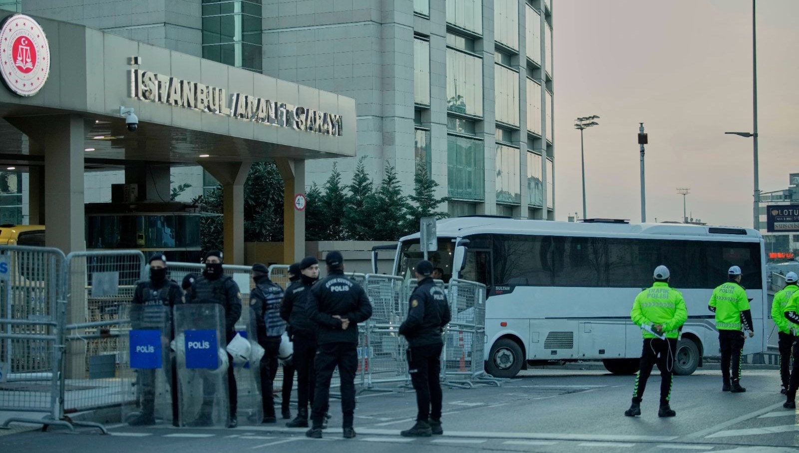 İstanbul Büyükşehir Belediyesine (İBB) yönelik yürütülen yolsuzluk soruşturması kapsamında ortalarında